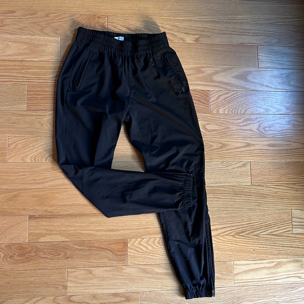 ARITZIA LIGHT-WEIGHT TNA JOGGER
